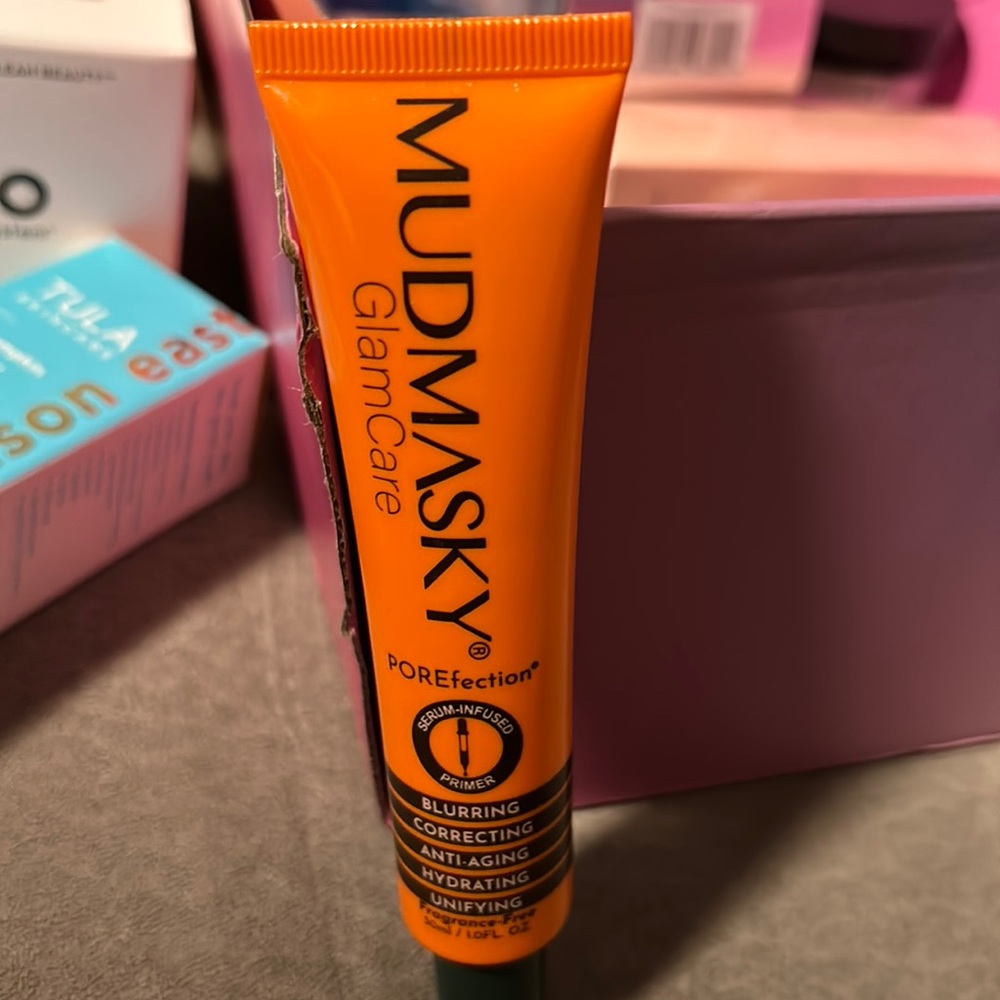 Mudmasky GlamCare Porefection serum infused primer.